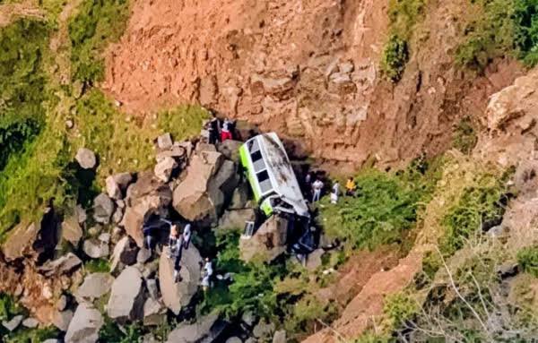 Cabo Verde/Ônibus cai em desfiladeiro matando pelo menos 25 pessoas