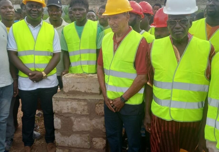 Regiões/ Desportivo de Gabu lança pedras para construção de bancada e instalação de tapete sintético