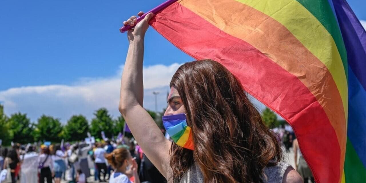 Turquia/Autoridades ampliam repressão e prendem ativistas LGBTQIA+ em operação nacional por ‘valores familiares’