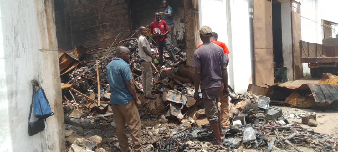 Curto-circuito provoca incêndio e destrói mercadorias em armazém da Construções Lda em  Bissau