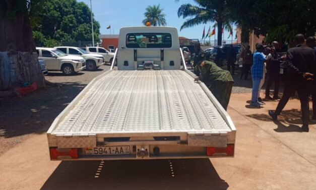 Governo entrega viatura à Câmara Municipal de Bissau para reforçar recolha de lixo