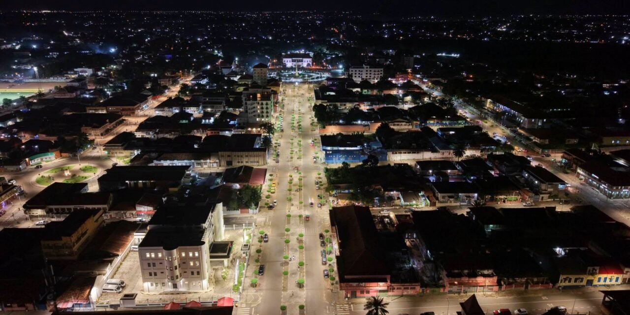 VISTA NOCTURNA DA AVENIDA AMILCAR CABRAL EM BISSAU