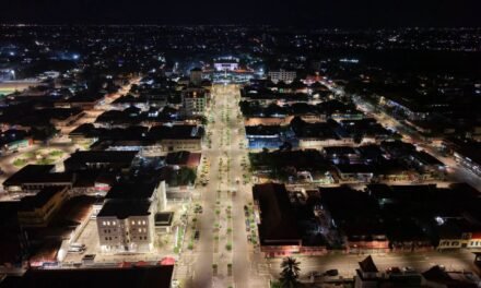 VISTA NOCTURNA DA AVENIDA AMILCAR CABRAL EM BISSAU