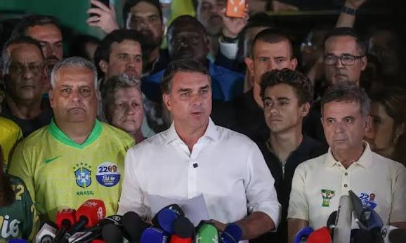Brasil/ Flávio Bolsonaro diz que vai pedir anulação das eleições