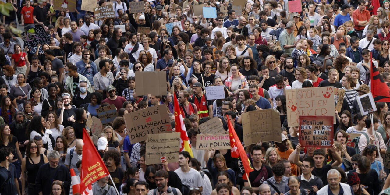 França/Governo suspende uso de granadas de atordoamento contra estudantes em protesto