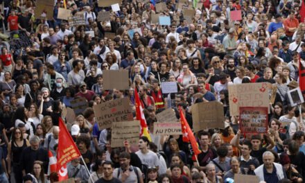 França/Governo suspende uso de granadas de atordoamento contra estudantes em protesto