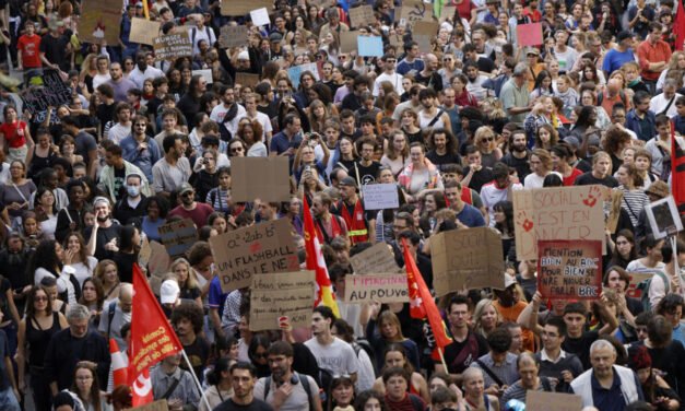 França/Governo suspende uso de granadas de atordoamento contra estudantes em protesto