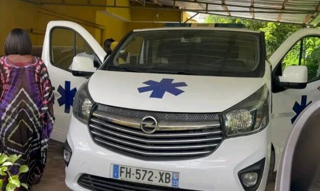 Gâmbia/Governo guineense entrega ambulância à comunidade guineense neste país vizinho