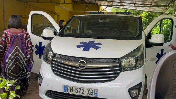 Gâmbia/Governo guineense entrega ambulância à comunidade guineense neste país vizinho