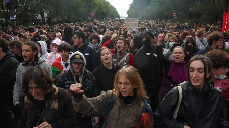 França/Depois das críticas, Macron assume comando da segurança nas manifestações e recebe estudantes