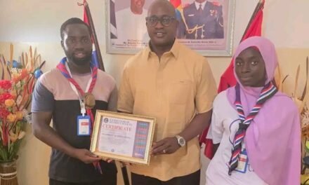 Gâmbia / Delegação distrital de escuteiros de Kombo North entrega certificado de reconhecimento a Chancelaria da Embaixada da Guiné-Bissau