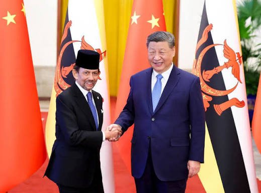 China/Xi e o sultão de Brunei trocam felicitações pelo 35º aniversário das relações diplomáticas