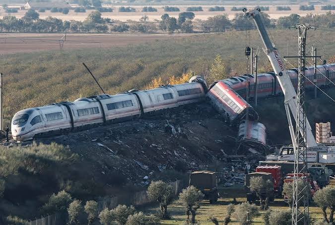 Espanha/Sobe para 69 o número de mortos no acidente ferroviário , 50 feridos nos hospitais