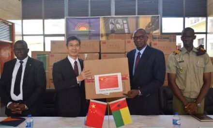 China Doa medicamentos e equipamentos médicos às autoridades sanitárias da Guiné-Bissau