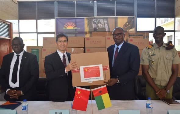 China Doa medicamentos e equipamentos médicos às autoridades sanitárias da Guiné-Bissau