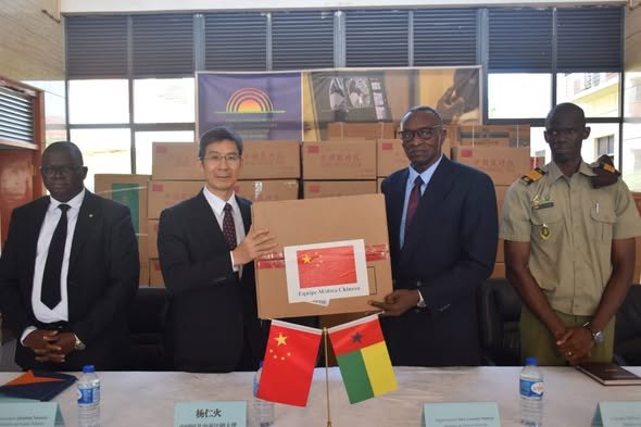 China Doa medicamentos e equipamentos médicos às autoridades sanitárias da Guiné-Bissau