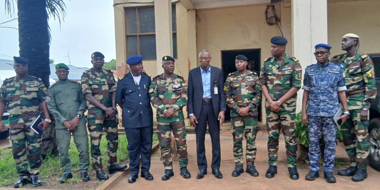 Inspector-geral das Forças Armadas do Senegal encontra-se de vista ao país