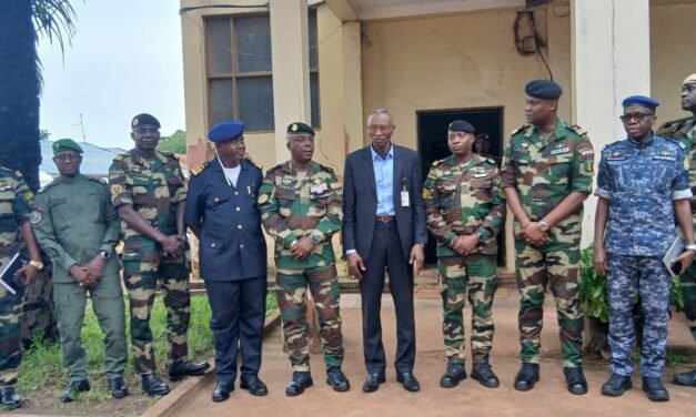 Inspector-geral das Forças Armadas do Senegal encontra-se de vista ao país