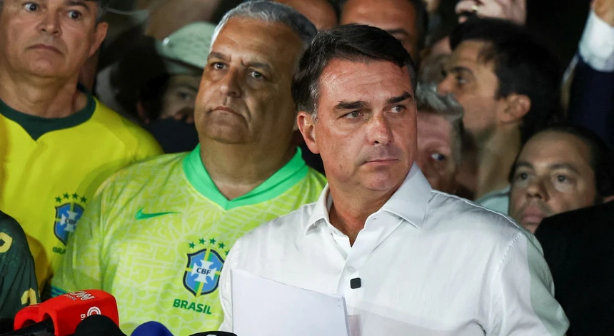 Brasil/ Nova decisão judicial proíbe Flávio Bolsonaro de deixar o país